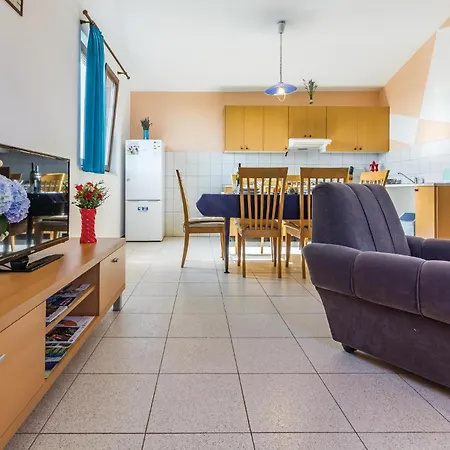 2 Bedroom Awesome In Apartmán Vinkuran